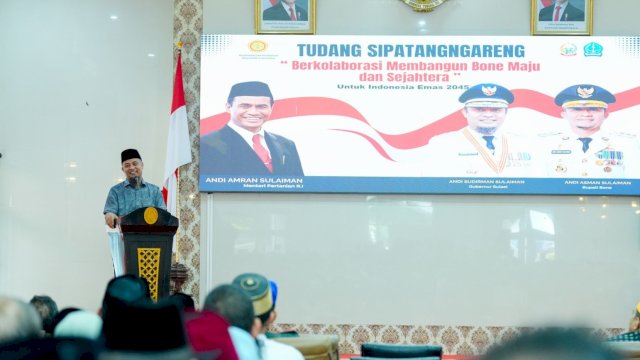 Gubernur Sulawesi Selatan Andi Sudirman Sulaiman dalam pertemuan &ldquo;Tudang Sipatangngareng&rdquo; yang digelar di Aula Rumah Jabatan Bupati Bone, Selasa (1/4/2025).