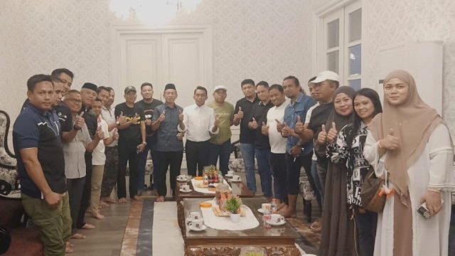 Bupati Sidrap, H. Syaharuddin Alrif memfasilitasi kesepakatan antara perwakilan peternak dan pedagang  harga telur guna menjaga stabilitas harga di pasaran di Rumah Jabatan Bupati, Jl. Lanto Dg. pasewang, Selasa malam (1/4/2025).