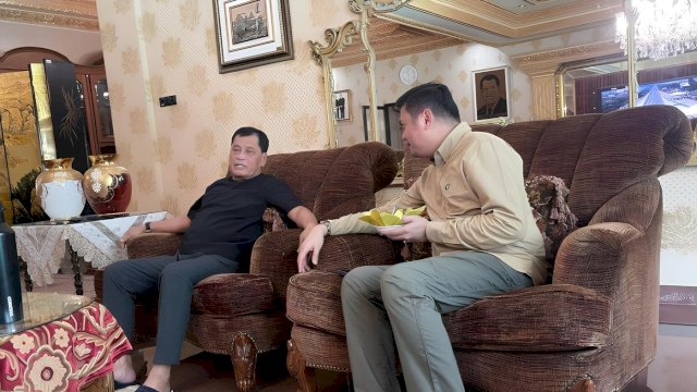 Mantan Bupati Gowa Adnan Purichta Ichsan silaturahmi ke kediaman politisi senior Golkar, AM Nurdin Halid di Jalan Mapala, Kota Makassar Kamis (3/4/2025) siang./INT