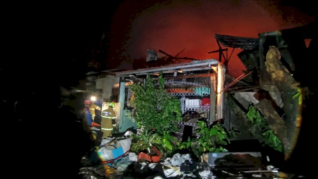 Sebanyak 10 rumah hancur dalam peristiwa kebakaran di Jalan A R Dg Ngunjung 11, Kecamatan Tallo, Kota Makassar, Sulawesi Selatan (Sulsel), Minggu (6/4/2025) dini hari. 
