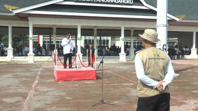 Bupati Takalar, Muhammad Firdaus saat menghadiri acara Temu Tani Akbar di Alun-alun Kabupaten Takalar pada Rabu (9/4/2025).