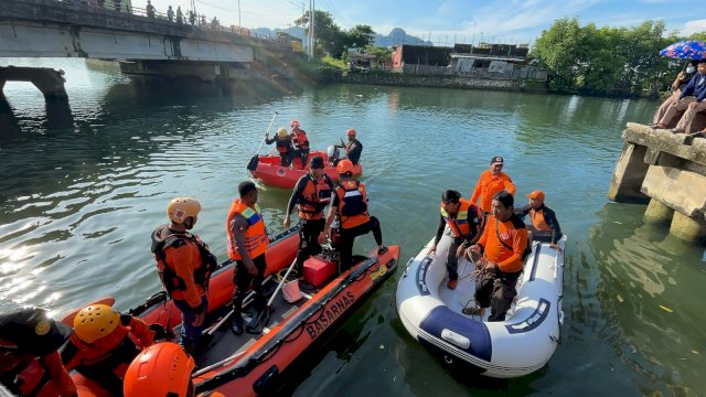 Tim SAR Gabungan Lakukan Penyelaman, Temukan Remaja Putri yang Tenggelam di Sungai Kalibone Pangkep