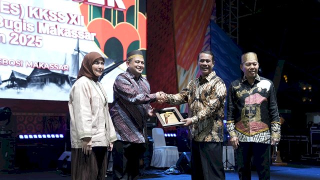 Wali Kota Makassar Munafri Arifuddin dan Wakil Wali Kota Makassar Aliyah Mustika Ilham menerima penghargaan dari Ketua BPP KKSS Amran Sulaiman