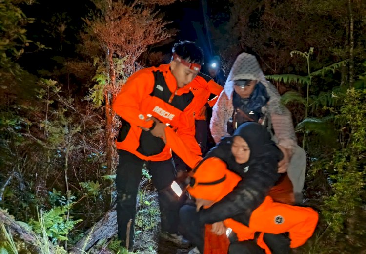 Tiga Pendaki Gunung Bawakaraeng Berhasil Dievakuasi SAR Gabungan, Alami Cedera Kaki Hingga Hipotermia