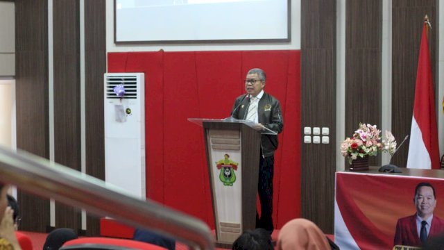 Taufan Pawe Ajak Mahasiswa Unhas Kawal Demokrasi Lewat Sistem Kepemiluan yang Kuat