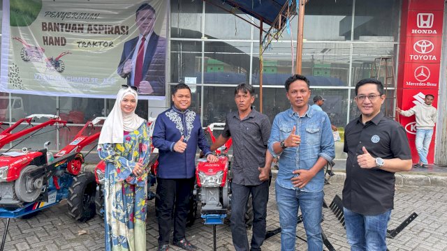 Wakil Ketua DPRD Sulawesi Selatan, Yasir Machmud menyerahkan bantuan dari kementan berupa handtraktor 6 unit di Kelurahan Bulu Tempe Kecamatan Palakka, Kabupaten Bone, pada Jumat (18/4/2025)