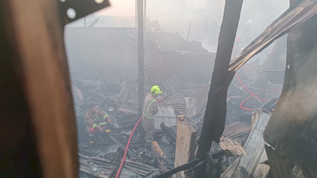 Kebakaran hebat terjadi kawasan penduduk di Jalan Balang Baru Dalam, Kecamatan Tamalate, Kota Makassar, Sulawesi Selatan (Sulsel), pada Sabtu (19/4/2025). 