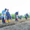 Dampingi KASAL Budidaya Rumput Laut di Takalar, Gubernur Sulsel Serahkan Bantuan Kapal untuk Nelayan