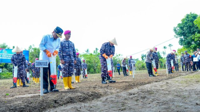 Dampingi KASAL Budidaya Rumput Laut di Takalar, Gubernur Sulsel Serahkan Bantuan Kapal untuk Nelayan