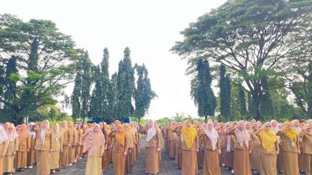 Aparatur sipil negara (ASN) perempuan di lingkup Pemerintah Provinsi Sulawesi Selatan mengikuti Apel Peringatan Hari Kartini 2025 di Lapangan Kantor Gubernur Sulsel, Senin, 21 April 2025.
