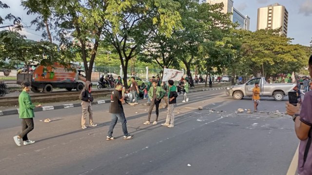 Mahasiswa UMI Makassar Mulai Blokade Jalan, Peringati 29 Tahun Tragedi Amarah