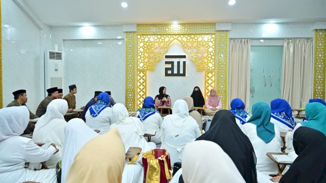 Wakil Gubernur Sulawesi Selatan, Fatmawati Rusdi, kembali menghidupkan kegiatan pengajian/pembelajaran Islam rutin (taklim) di Rumah Jabatan Wakil Gubernur Sulsel, Jalan Yusuf Dg Ngawing, Makassar, pada Kamis, 24 April 2025.