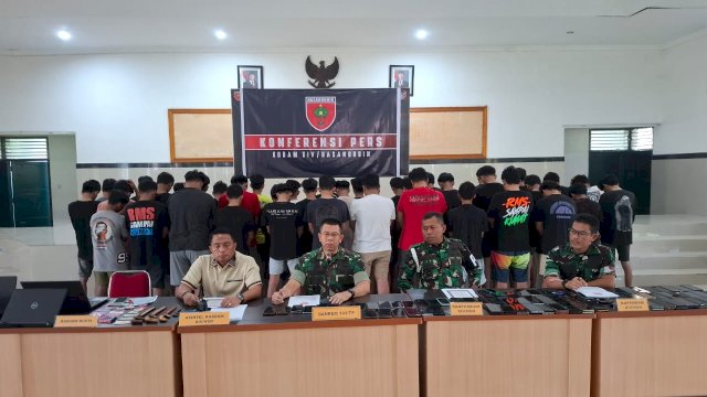 Komandan Korem (Danrem) 141 Toddopuli, Brigjen TNI Andre Clift Rumbayan  saat ekspose di Makodam XIV Hasanuddin, Jumat (25/4/2025). 