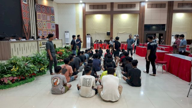 Puluhan pelaku penipuan berbasis online atau yang dikenal sebagai Passobis yang diamankan oleh Komandan Militer (Kodam) XIV Hasanuddin diserahkan ke Polda Sulsel.