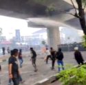 Eksekusi Showroom Mazda Makassar Ricuh, Massa Lempar Polisi Saat Blokade Jalan