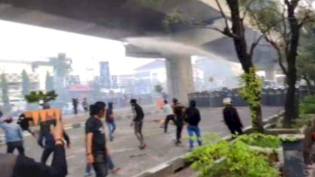 Eksekusi Showroom Mazda Makassar Ricuh, Massa Lempar Polisi Saat Blokade Jalan
