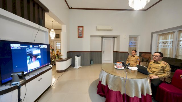  Sekretaris Daerah Provinsi Sulsel, Jufri Rahman, saat melaporkan kepada Ditjen Bina Keuangan Daerah Kemendagri dalam rapat Penyesuaian Pendapatan dan Efisiensi Belanja Daerah dalam APBD Tahun Anggaran 2025