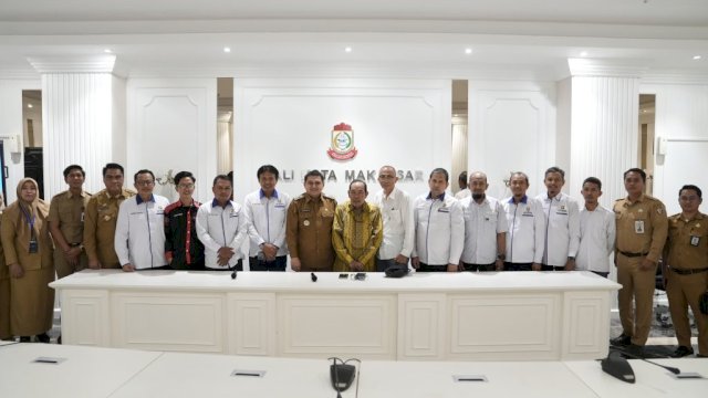  Wali Kota Makassar Munafri Arifuddin menerima audiensi Lembaga Tripartit Kota Makassar dan panitia May Day 2025, di Kantor Balai Kota, Selasa (29/4/2025).
