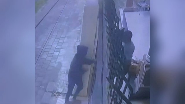 Aksi perampokan WY sempat terekam kamera CCTV hingga viral di media sosial. Peristiwa itu terjadi di Jalan Anuang, Kota Makassar, Sulsel pada hari Senin (21/4/2025). 
