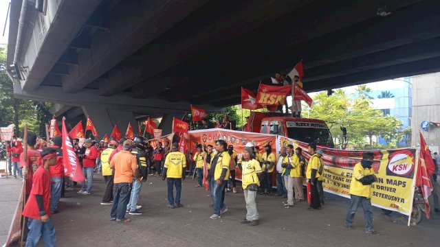 Ratusan massa dari berbagai elemen, mulai dari buruh hingga driver ojek online (ojol), memadati kawasan Fly Over, Jalan A P Pettarani, Kecamatan Panakkukang, untuk menyuarakan aspirasi mereka.