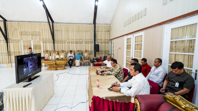 Rapat Pembahasan Perkembangan Pelaksanaan Kerja Sama dan Tantangan Implementasi Program BIMP-EAGA pada Pemerintah Daerah, yang berlangsung secara virtual bersama Pusat Fasilitasi Kerja Sama Kemendagri, Rabu, 30 April 2025. Turut mendampingi para Kepala OPD terkait lingkup Pemprov Sulsel.  
