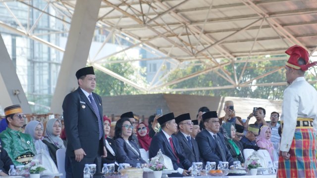 Wali Kota Makassar, Munafri Arifufdin memimpin apel upacara hari Pendidikan Nasional di lapangan Karebosi Makassar, Jumat (2/5/2025).