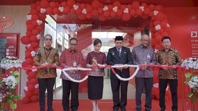  Wali Kota Makassar, Munafri Arifuddin meresmikan kantor baru CIMB Niaga di Jalan Ahmad Yani, Jumat (2/5/2025).