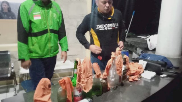 Polisi menemukan botol diduga bom molotov siap pakai di kawasan Unversitas Hasanuddin (Unhas) saat melakukan penyisiran usai aksi unjuk rasa peringatan Hari Pendidikan Nasional (Hardiknas), Jumat (2/5/2025) malam. 