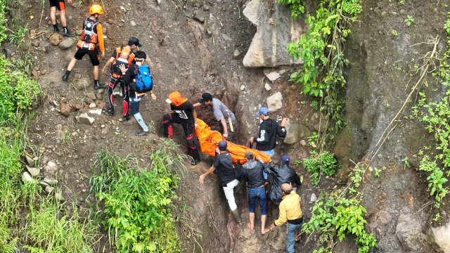 Korban Terseret Arus di Sungai Takapala Gowa Ditemukan, Dievakuasi di Kedalaman 9 Meter