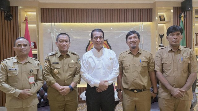 Bupati Luwu Timur, H. Irwan Bachri Syam melakukan audiensi sekaligus menyerahkan secara langsung undangan resmi kepada Menteri Amran Sulaiman di Kantor Kementerian Pertanian RI, Jl. Harsono RM Dalam No.3, Ragunan, Jakarta Selatan, Senin (5/5/2025).