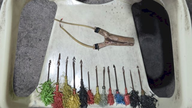 Tukang Kayu di Makassar Ditangkap Polisi Karena Produksi dan Jual Busur Panah Lewat Medsos