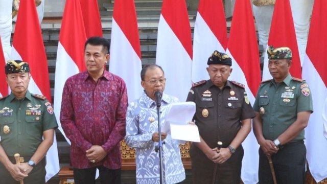 Gubernur Bali I Wayan Koster saat konferensi pers di Jayasabah, Denpasar, Senin (12/5/2025).