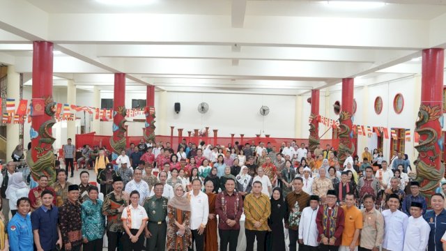 Kepala Dinas Komunikasi, Informatika, Statistik, dan Persandian (Kominfo SP) Provinsi Sulawesi Selatan (Sulsel), Andi Winarno Eka Putra dalam perayaan Sannipata Permabudhi Waisak 2569 BE/2025 M di Vihara Ibu Agung Bahari, Jalan Sulawesi No. 41, Makassar, Senin (12/5/2025).
