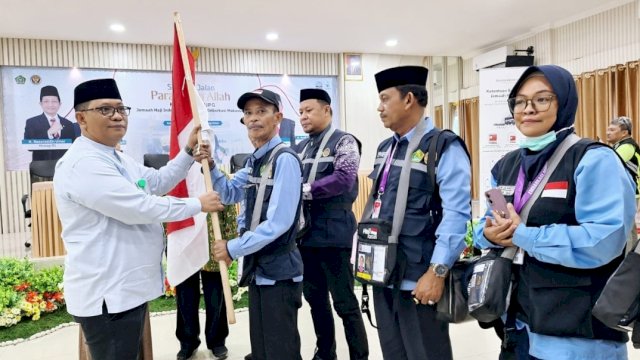  Kepala Bidang Dokumen PPIH Embarkasi Makassar, H. Faturrahman ketika melepas secara resmi keberangkatan 393 jemaah haji (JH) kloter 18 Embarkasi Makassar di aula Mina Asrama Haji Makassar, Selasa 12 Mei 2025