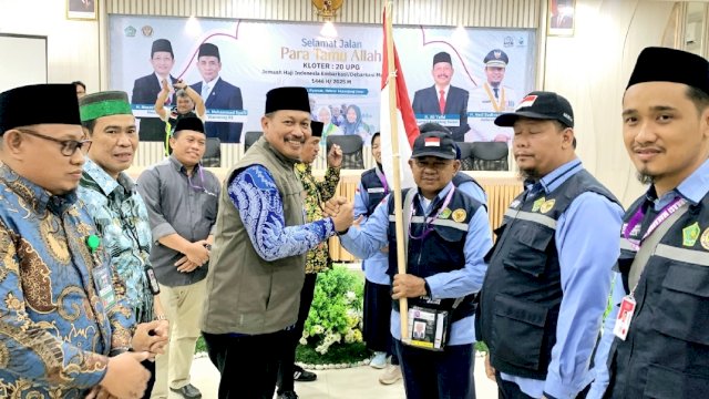 Ketua PPPIH Embarkasi Makassar, H. Ali Yafid melepas melepas kloter 20 dengan JH sebanyak 393 orang asal kabupaten Luwu Utara (228 JH) dan kabupaten Bone (158 JH), serta 7 petugas kloter.