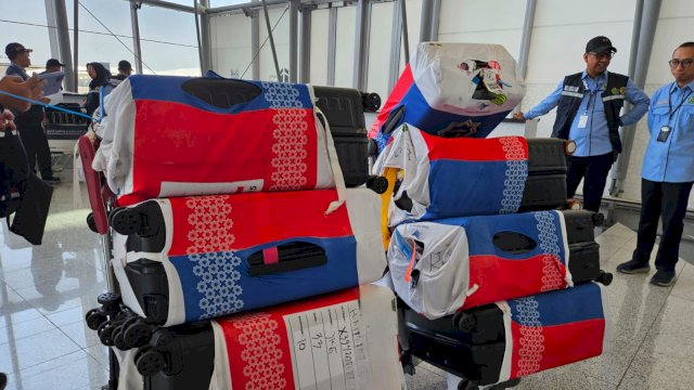 PPIH Arab Saudi Daker Bandara membawa 9 koper usai 100 slop rokok yang terdapat di dalamnya disita pihak bea cukai Saudi, Rabu (14/5/2025). (Foto:Warijan/MCH 2025).