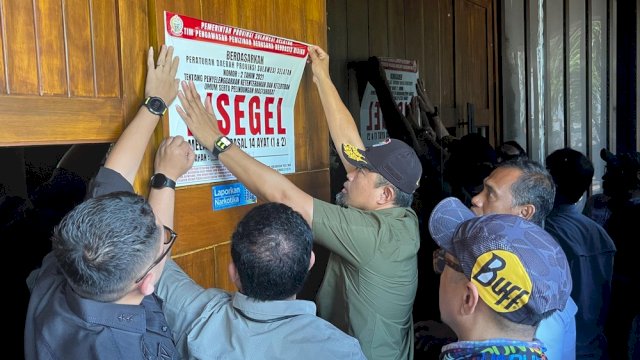 Kepala Satuan Polisi Pamong Praja Provinsi Sulawesi Selatan, Andi Arwin Azis menyegel salah satu THM di Makassar