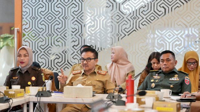 Sekretaris Daerah Provinsi Sulawesi Selatan, Jufri Rahman mengikuti Rapat Koordinasi Pengendalian Inflasi Daerah dan Sosialisasi Inpres Nomor 9 Tahun 2025 secara virtual, pada Senin, 19 Mei 2025.