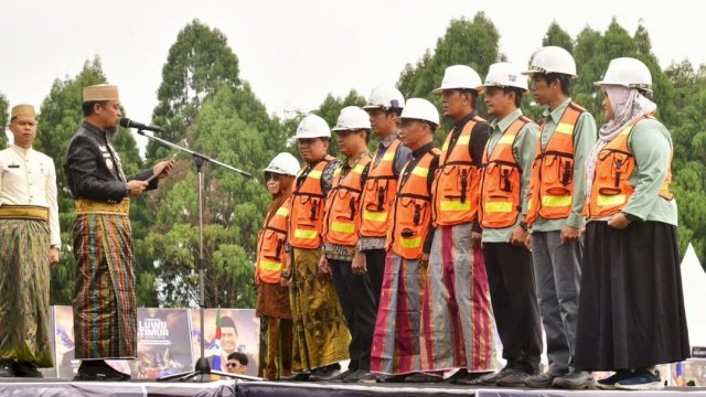 Gubernur Andi Sudirman pada Perayaan Hari Jadi Luwu Timur ke-22 yang berlangsung meriah dengan kehadiran tokoh-tokoh penting dari berbagai level pemerintahan. 
