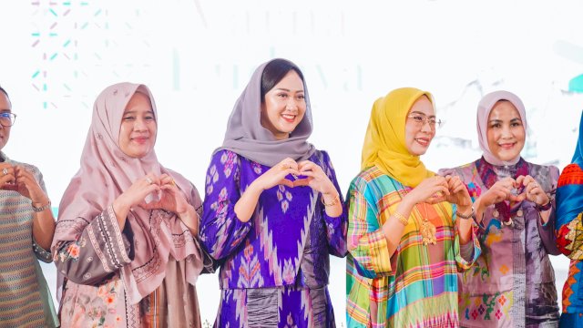 Bupati Bantaeng Uji Nurdin Bersama Ketua PKK Hadiri Warna Budaya di Fort Rotterdam