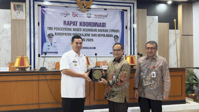 
Bupati Pangkep H. Muhammad Yusran Lalogau bersama Kepala OJK Sulawesi Selatan dan Sulawesi Barat, Moch Muchlasin dalam Rapat Koordinasi TPAKD dan OJK.