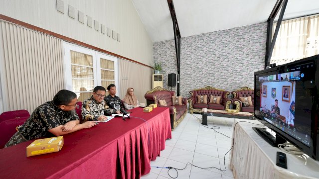 Sekretaris Daerah Provinsi Sulawesi Selatan, Jufri Rahman saat mengikuti rapat pemantapan pelaksanaan Program MBG secara virtual di Rumah Jabatan Sekda Sulsel, Kamis, 22 Mei 2025.