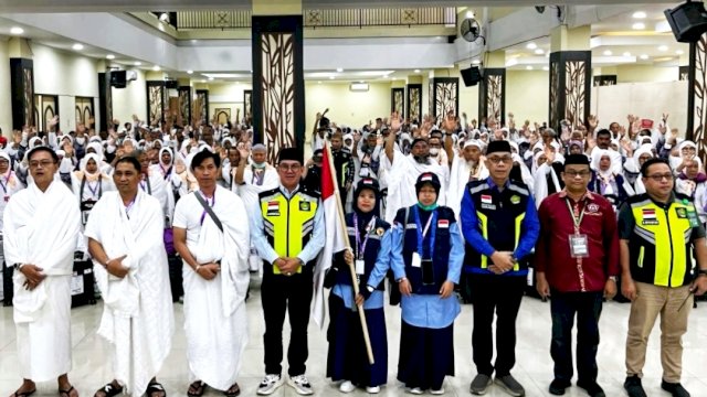 Jemaah haji (JH) asal Kabupaten Enrekang yang tergabung dalam kloter 32 Embarkasi Makassar diterbangkan ke Jeddah Arab Saudi pada Sabtu dini hari, 24 Mei 2025, tadi.
