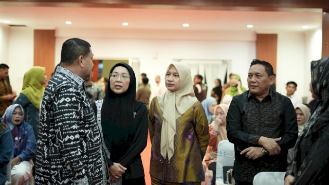 Wali Kota Makassar, Munafri Arifuddin berbincang bersama Ketua TP PKK Makassar, Melinda Aksa dalam rapat sinkronisasi program prioritas Kemen PPPA RI di Rumah Jabatan Gubernur Sulsel, Jumat (23/5/2025). 