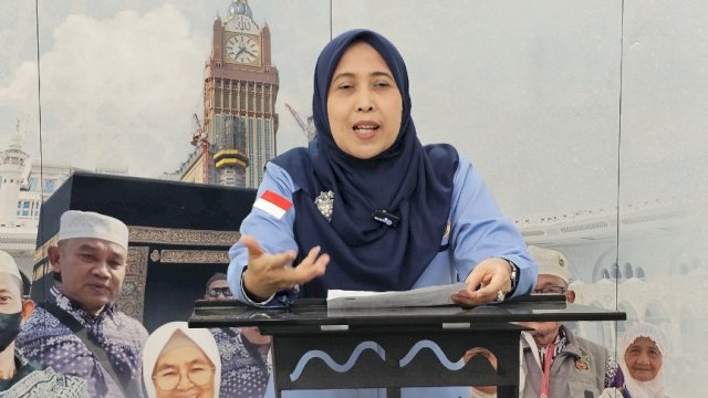 Musytasyar Dini Ny. Hj. Badriyah Fayumi.