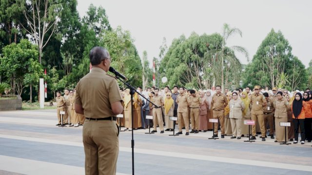Sekretaris Daerah Kabupaten Luwu Timur, H. Bahri Suli, memimpin langsung apel pagi di halaman Kantor Bupati, Senin (26/05/2025).