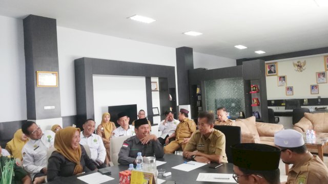 Pemerintah Kabupaten Sidrap menggelar rapat koordinasi dengan segenap pemangku kepentingan menjelang Idul Adha 1446 Hijriah, Senin (26/5/2025). 

