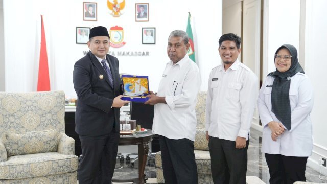 Wali Kota Makassar, Munafri Arifuddin saat menerima kunjungan Kepala Kantor Wilayah Kementerian Hak Asasi Manusia (Kakanwil HAM) Sulawesi Selatan, Daniel Rumsowek di Balai Kota Makassar, Selasa (27/5/2025).