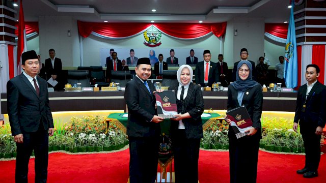 Wakil Gubernur Sulsel, Fatmawati Rusdi menerima Laporan Hasil Pemeriksaan (LHP) yang disampaikan langsung oleh Direktur Jenderal Pemeriksaan Keuangan Negara III BPK RI, Dede Sukarjo, dalam Rapat Paripurna DPRD Provinsi Sulsel di Gedung DPRD Sulsel, Rabu, 28 Mei 2025.