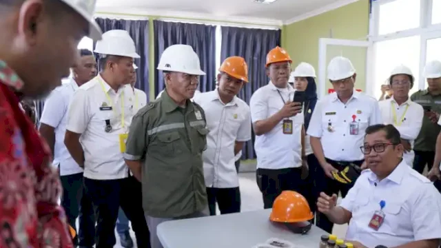 Bupati Kabupaten Takalar, Mohammad Firdaus Daeng Manye, mengunjungi pabrik pakan udang milik PT. Mutia Feed Mill Makmur di Desa Laikang, Kecamatan Mangarabombang. 